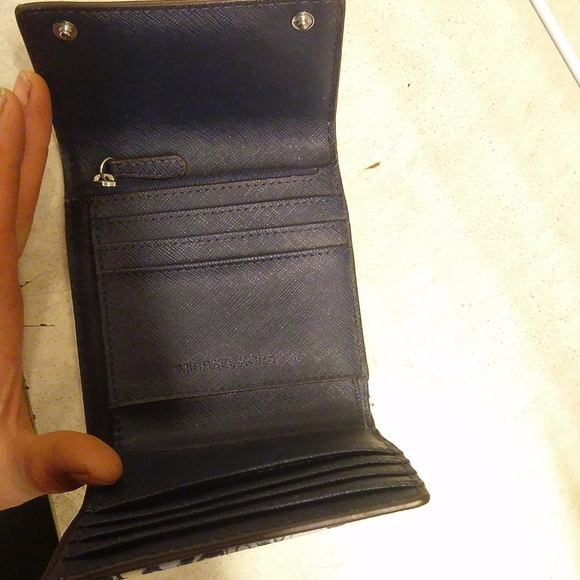 Michael Kors blue floral print bifold wallet - Picture 2 of 5